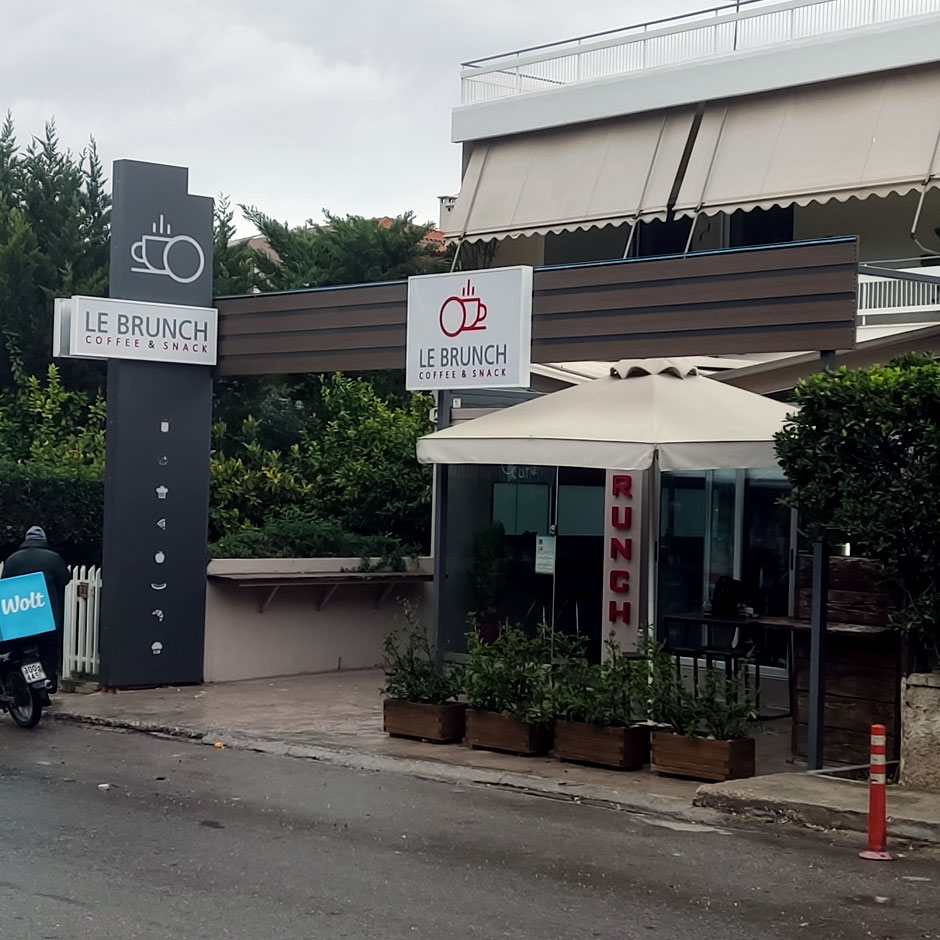 Le brunch μετόπης, πυλώνα 2 όψεων & διαφημιστικών πινακίδων